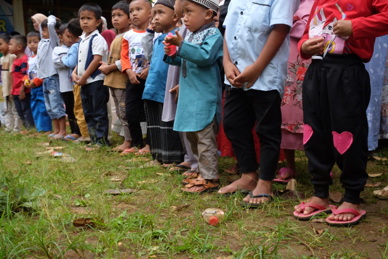 Patungan Sediakan 100 Paket Perlengkapan Sekolah untuk Adik-adik Yatim dan Dhuafa RA Yasri